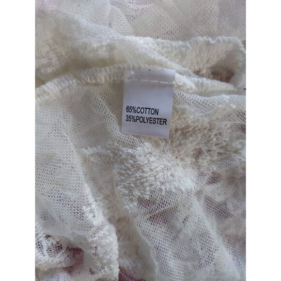 Vintage-Inspired White Lace Blouse With Long Sleeves & Button-Back Closure. - Picture 4 of 7